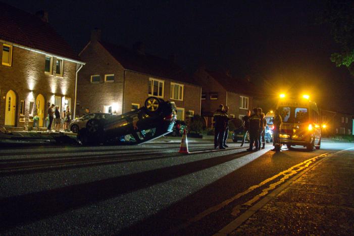 Lantaarnpaal uit grond gereden bij eenzijdige aanrijding