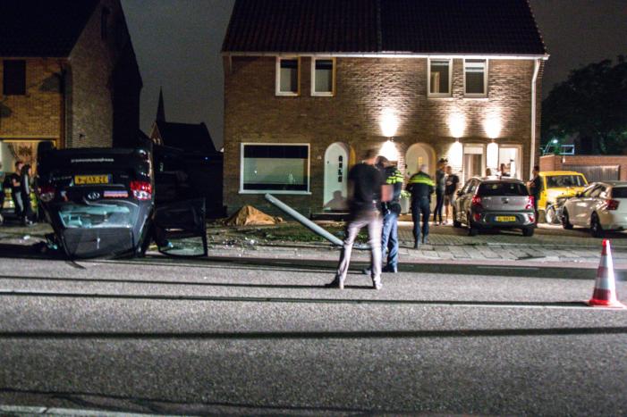 Lantaarnpaal uit grond gereden bij eenzijdige aanrijding