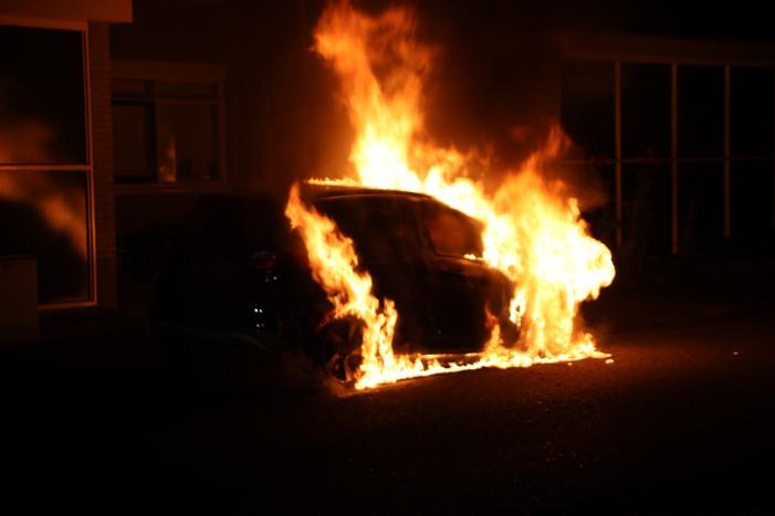 Personenauto verwoest na brand