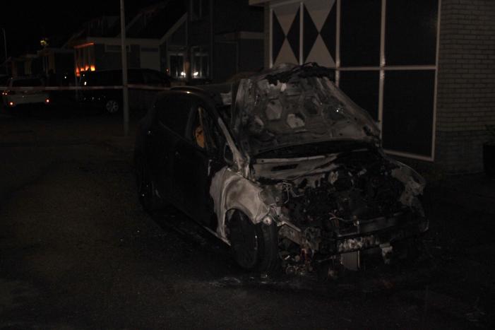 Personenauto verwoest na brand