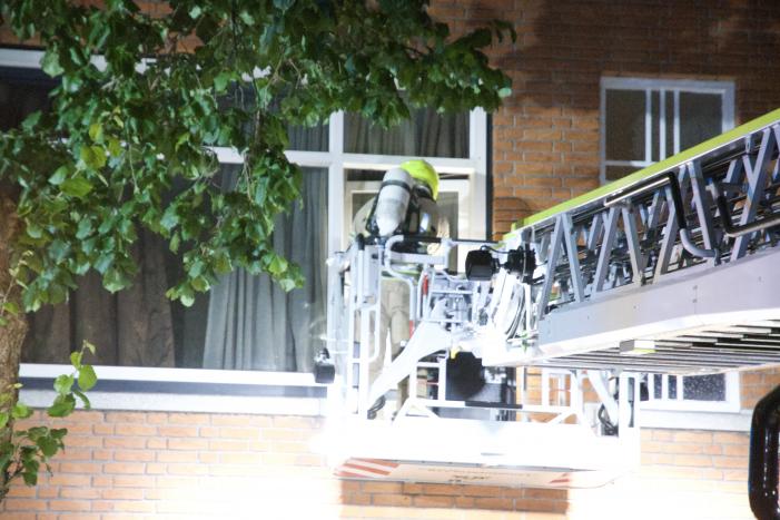 Negen personen uit brandende woning gehaald