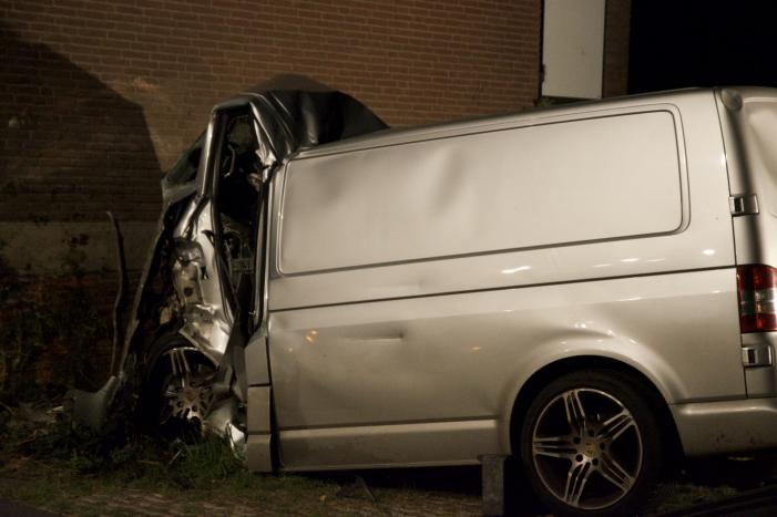 Bestuurder bots met bestelbus frontaal tegen gemaal