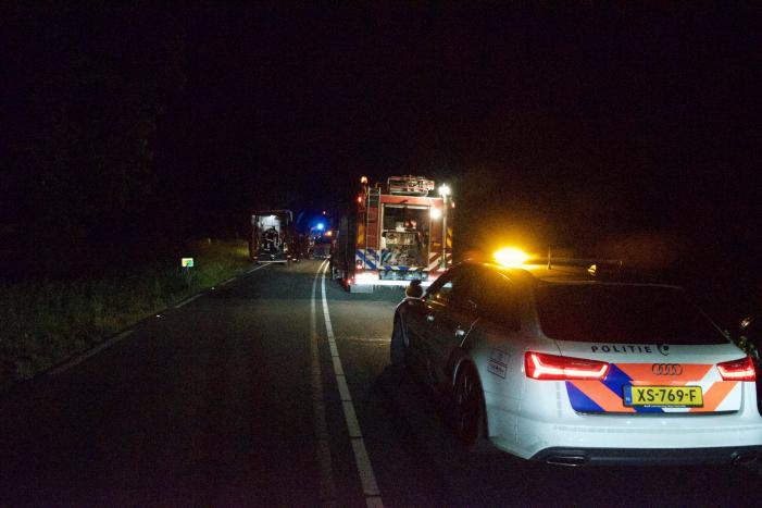 Bestuurder bots met bestelbus frontaal tegen gemaal