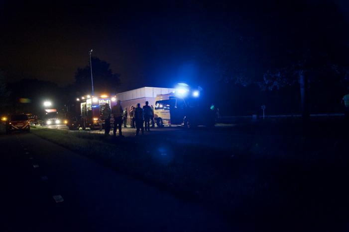 Bestuurder bots met bestelbus frontaal tegen gemaal