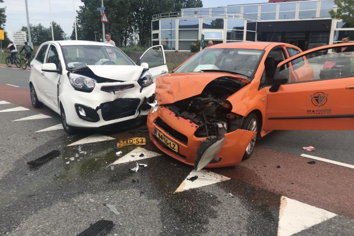 Twee auto's flink beschadigd na aanrijding