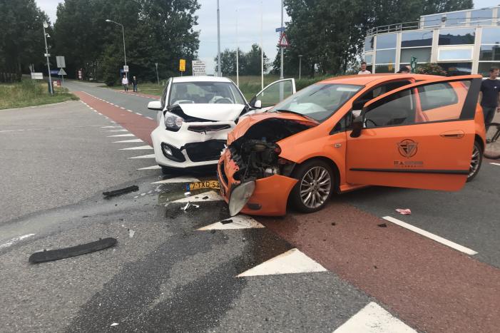Twee auto's flink beschadigd na aanrijding