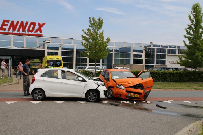 Twee auto's flink beschadigd na aanrijding