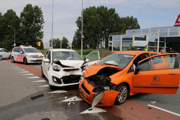Twee auto's flink beschadigd na aanrijding