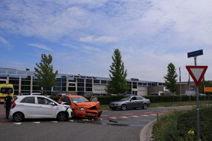 Twee auto's flink beschadigd na aanrijding