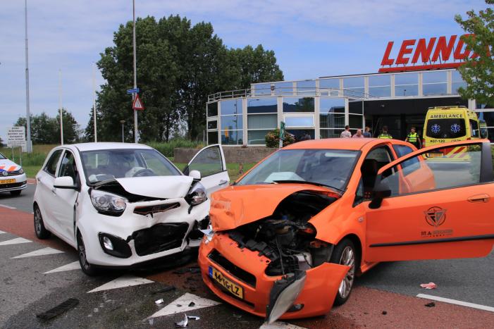 Twee auto's flink beschadigd na aanrijding