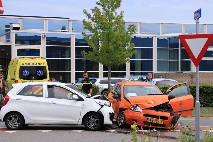 Twee auto's flink beschadigd na aanrijding