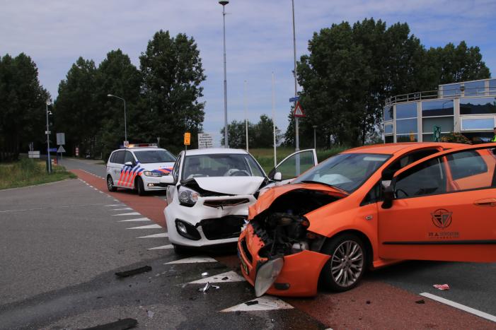 Twee auto's flink beschadigd na aanrijding
