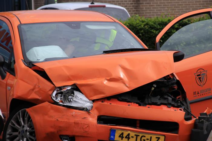 Twee auto's flink beschadigd na aanrijding