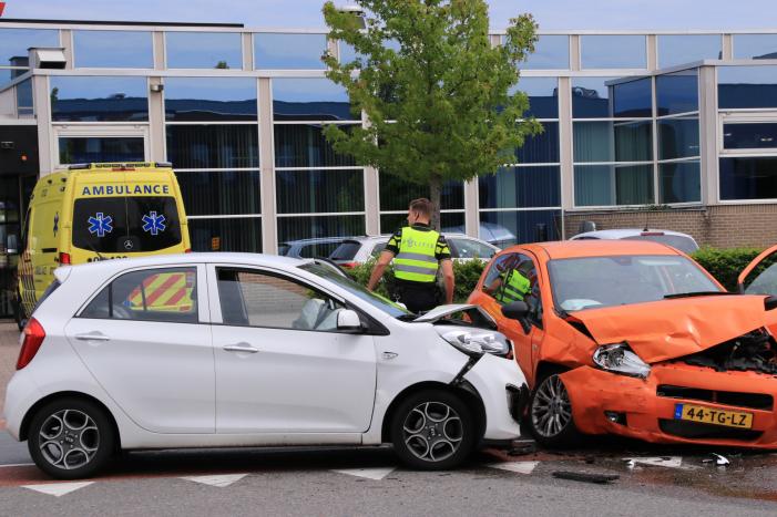 Twee auto's flink beschadigd na aanrijding