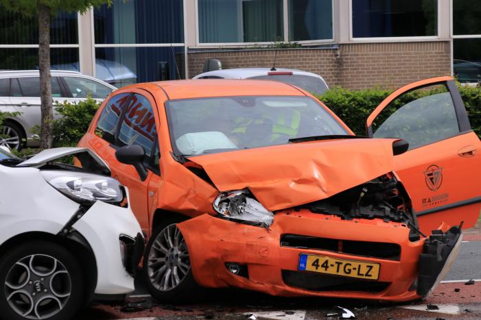 Twee auto's flink beschadigd na aanrijding