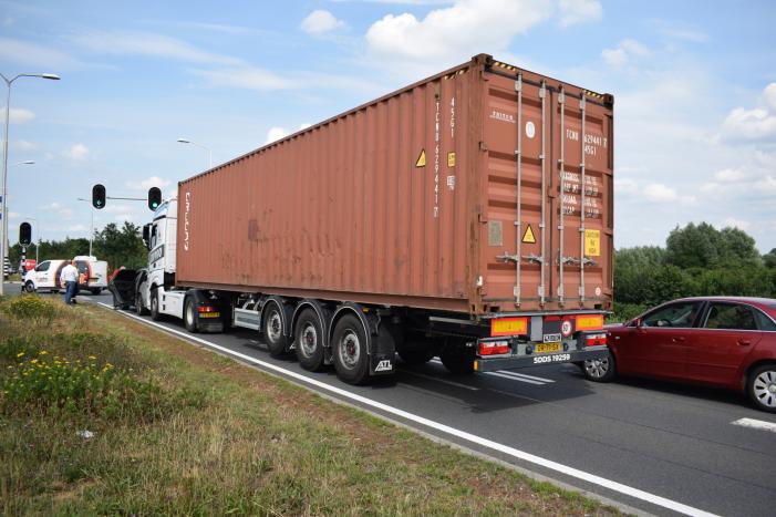 Vrachtwagen botst achterop personenauto voor stoplichten