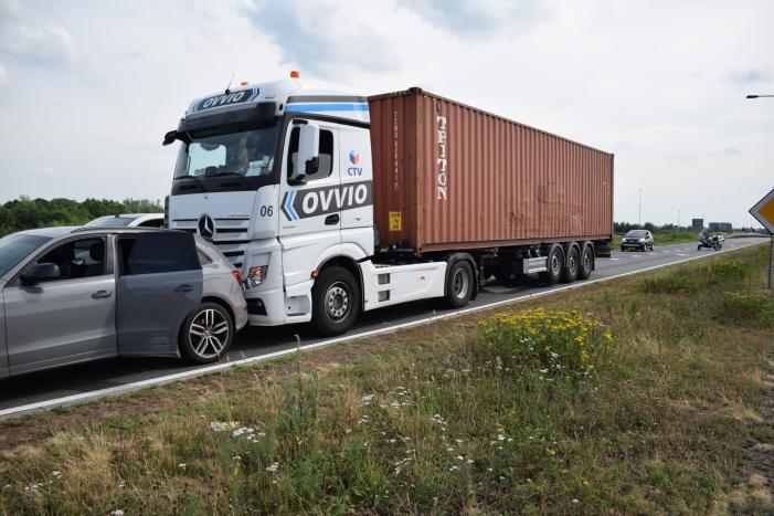 Vrachtwagen botst achterop personenauto voor stoplichten