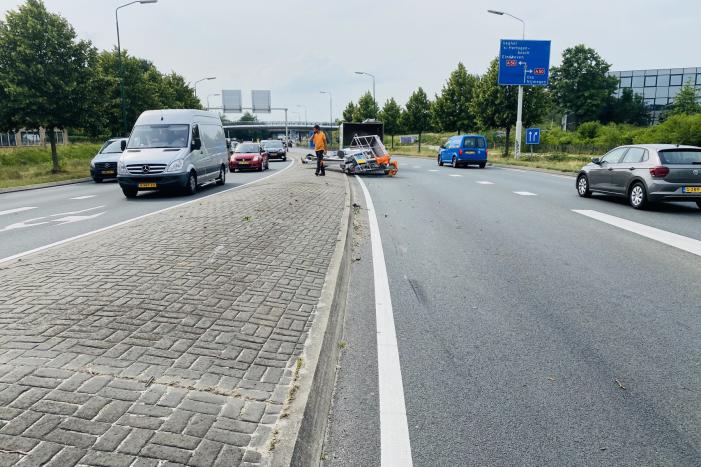 Hoogwerker valt van aanhanger