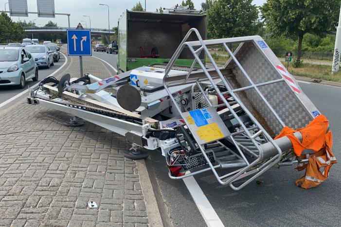 Hoogwerker valt van aanhanger