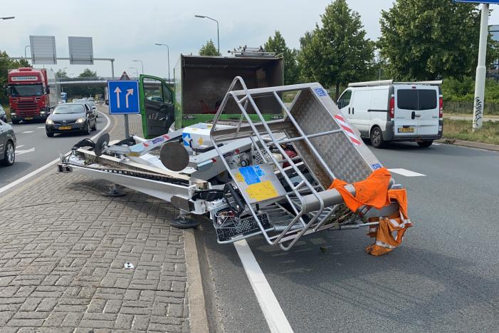 Hoogwerker valt van aanhanger