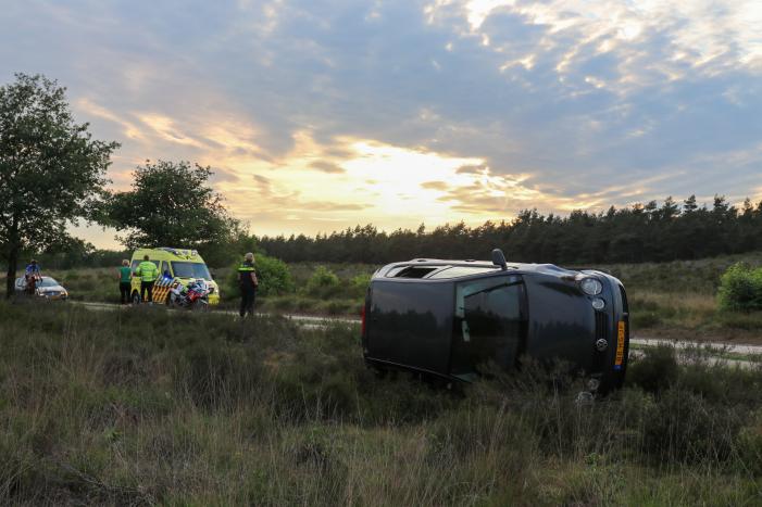 Auto belandt op kant in berm