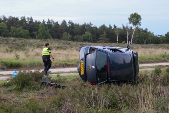 Auto belandt op kant in berm