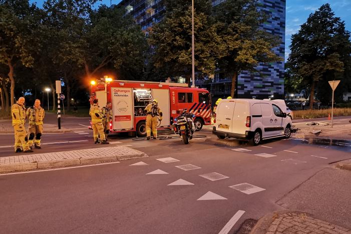 Bestelbus rijdt verkeerslicht uit de grond