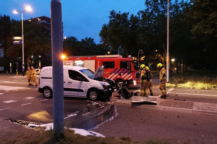 Bestelbus rijdt verkeerslicht uit de grond