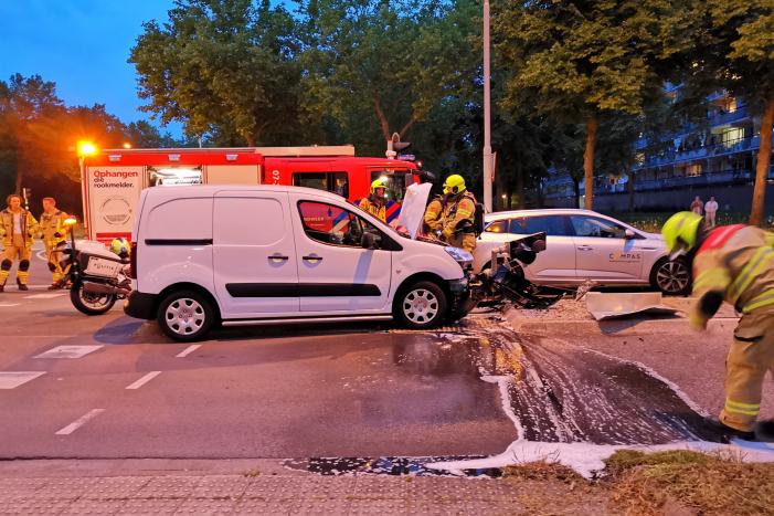 Bestelbus rijdt verkeerslicht uit de grond