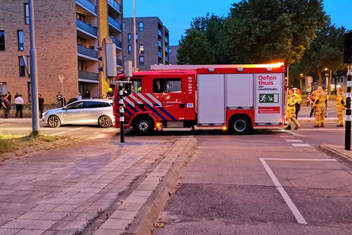 Bestelbus rijdt verkeerslicht uit de grond