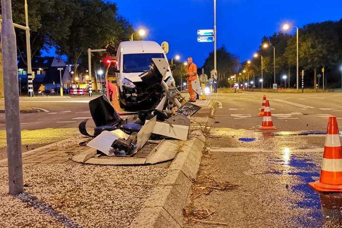 Bestelbus rijdt verkeerslicht uit de grond