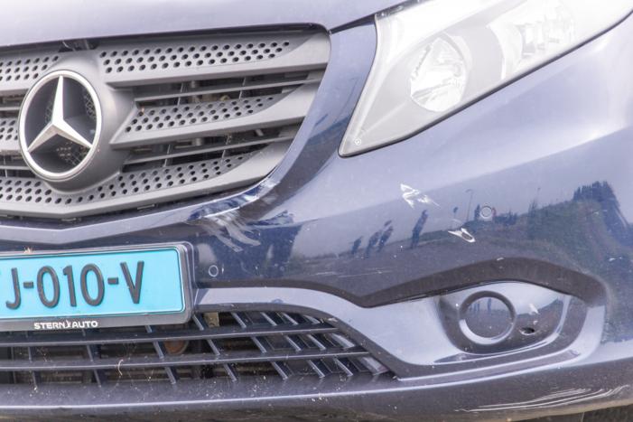 Fietser gewond na aanrijding met taxibus