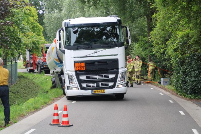Tankwagen met brandstof dreigt om te vallen