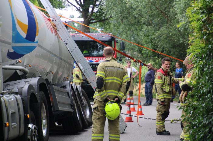Tankwagen met brandstof dreigt om te vallen