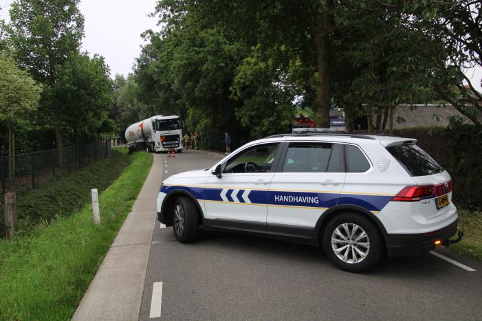 Tankwagen met brandstof dreigt om te vallen