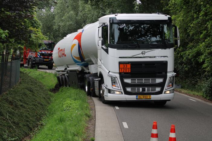 Tankwagen met brandstof dreigt om te vallen