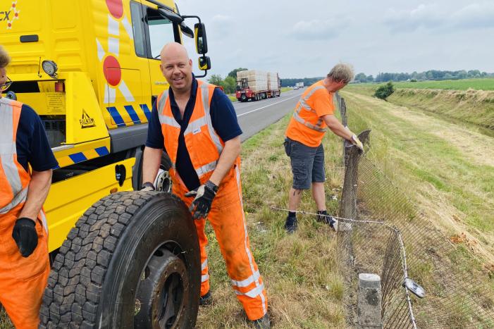 Vuilniswagen verliest wiel op snelweg