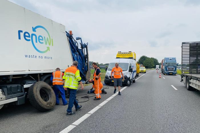 Vuilniswagen verliest wiel op snelweg