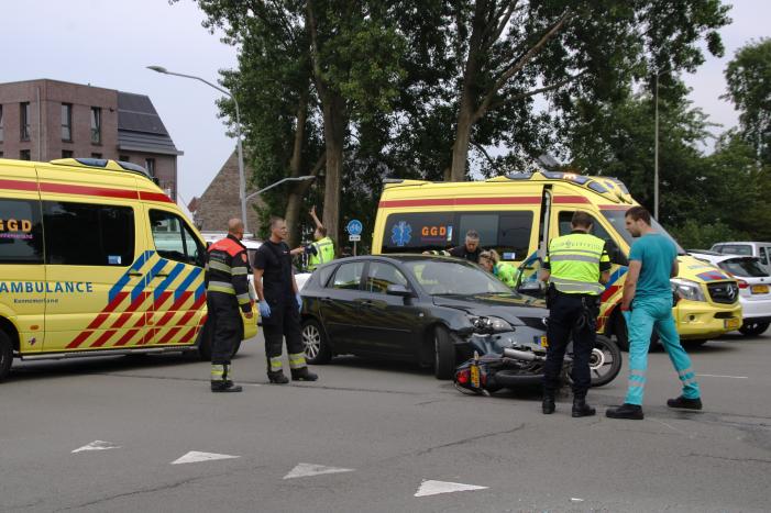 Auto en motor botsen op kruising