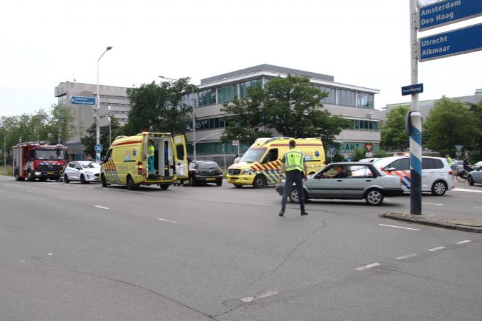 Auto en motor botsen op kruising