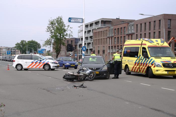 Auto en motor botsen op kruising