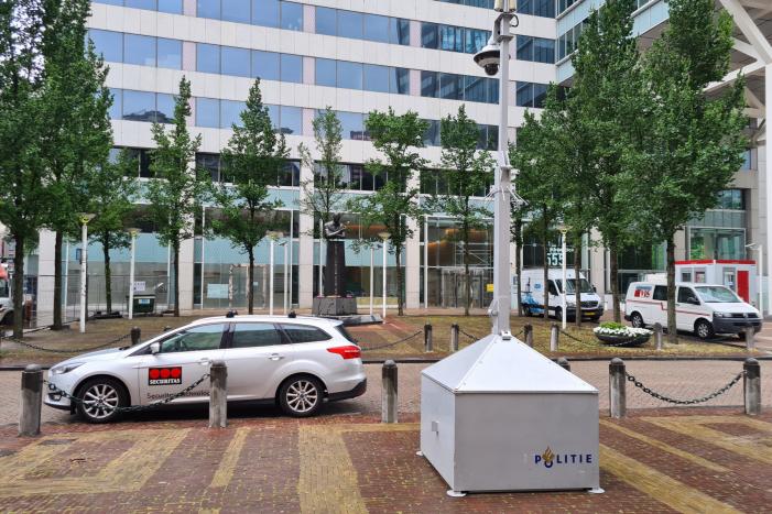 Pim Fortuyn-beeld bewaakt met politiecamera