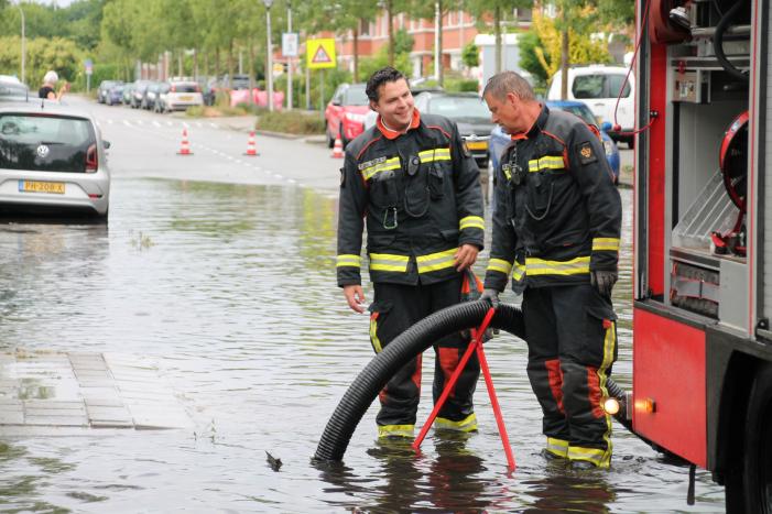Stevige regenbui zet straten onder water