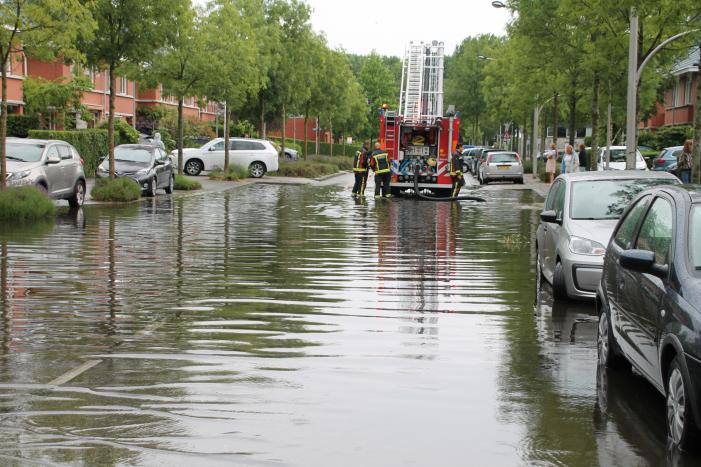 Stevige regenbui zet straten onder water