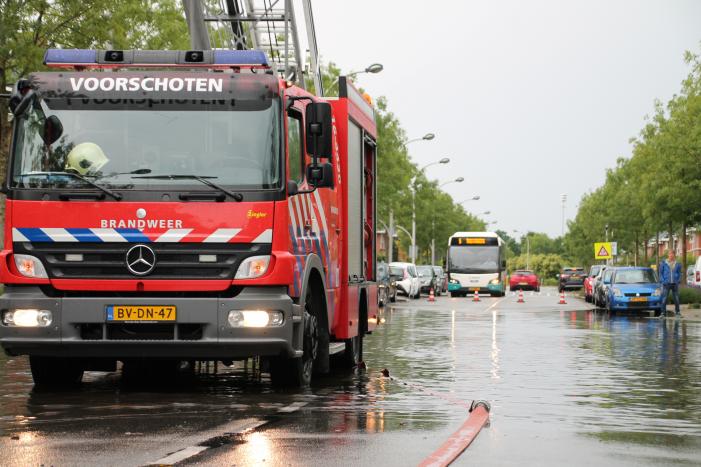 Stevige regenbui zet straten onder water