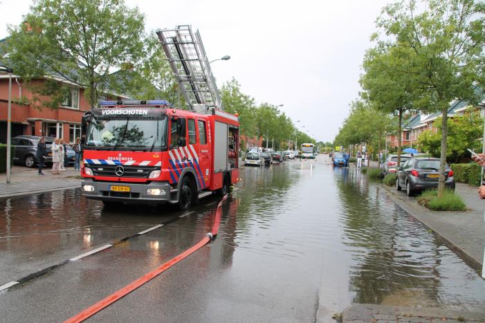Stevige regenbui zet straten onder water