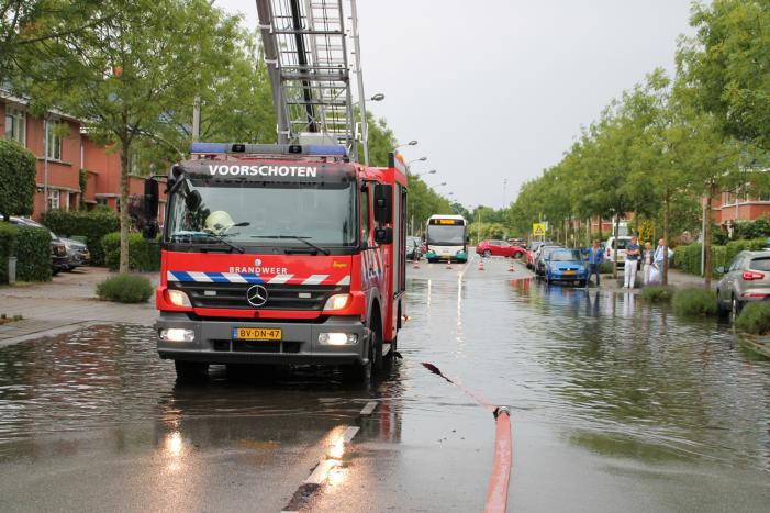Stevige regenbui zet straten onder water