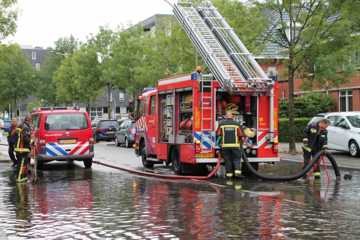 Stevige regenbui zet straten onder water