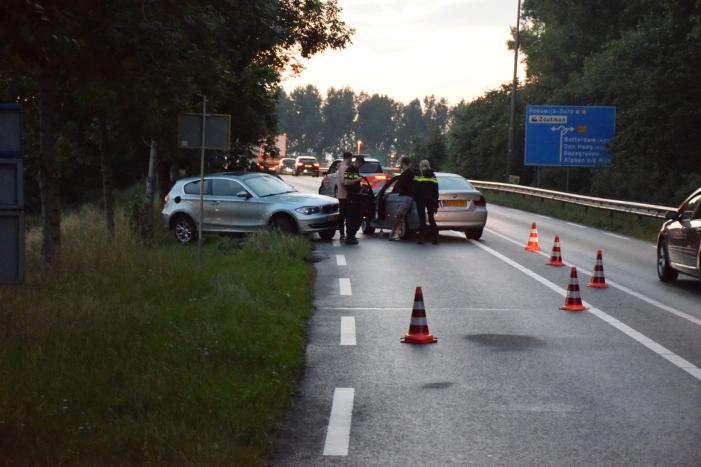 Auto vliegt uit de bocht en belandt op vangrail