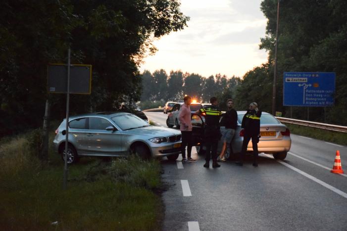 Auto vliegt uit de bocht en belandt op vangrail